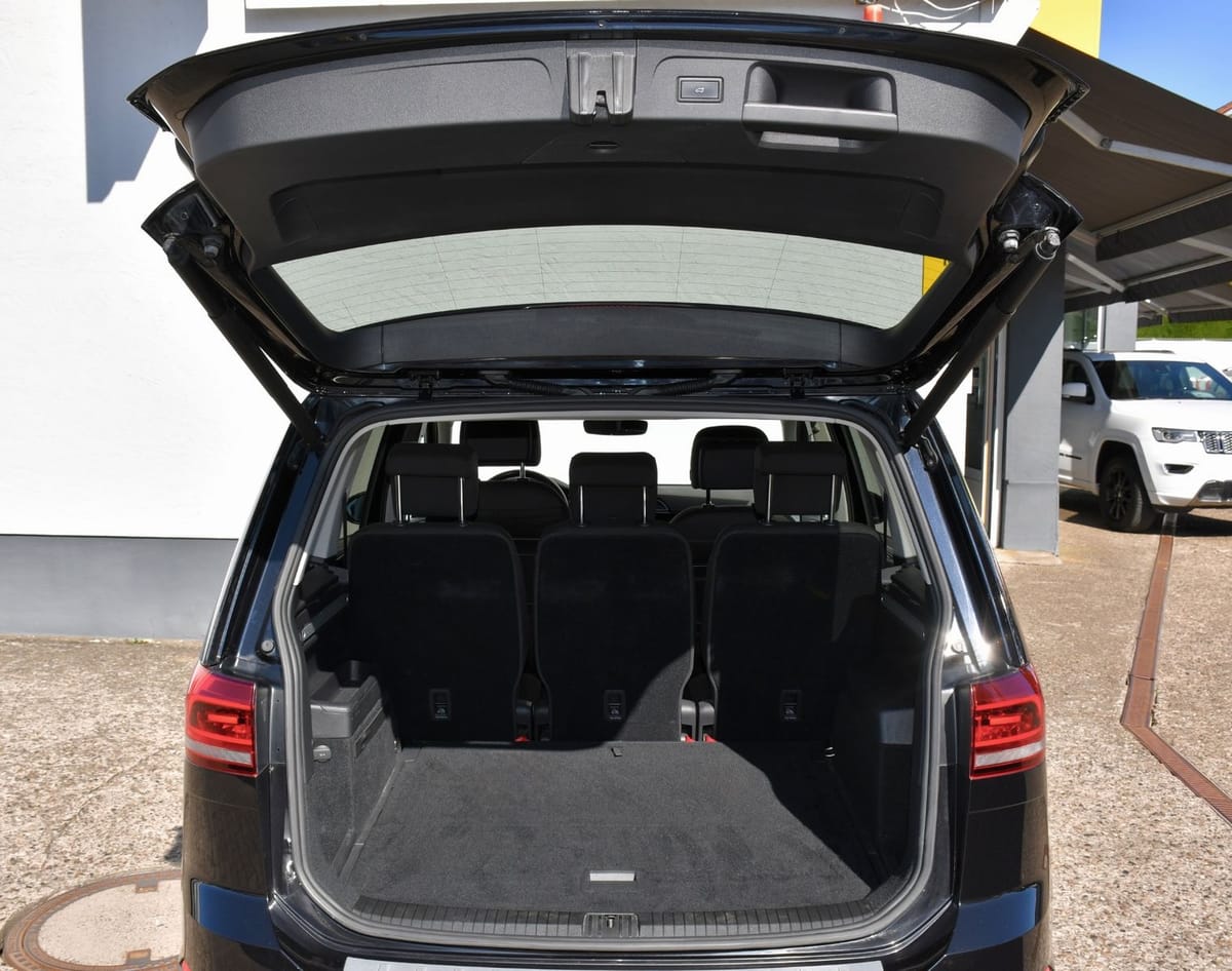 Volkswagen Touran Highline R-line AHK LED ACC Massage Kamer foto 11