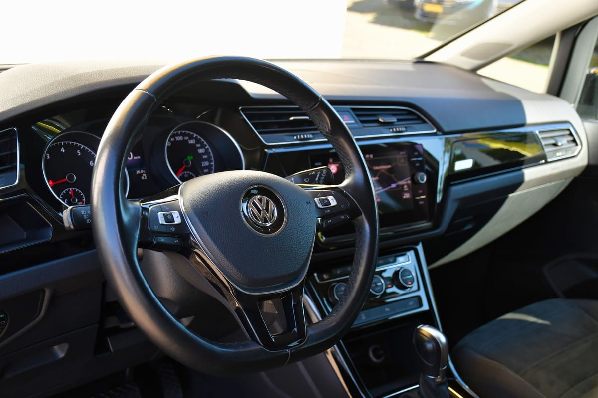 Volkswagen Touran Highline R-line AHK LED ACC Massage Kamer foto 12