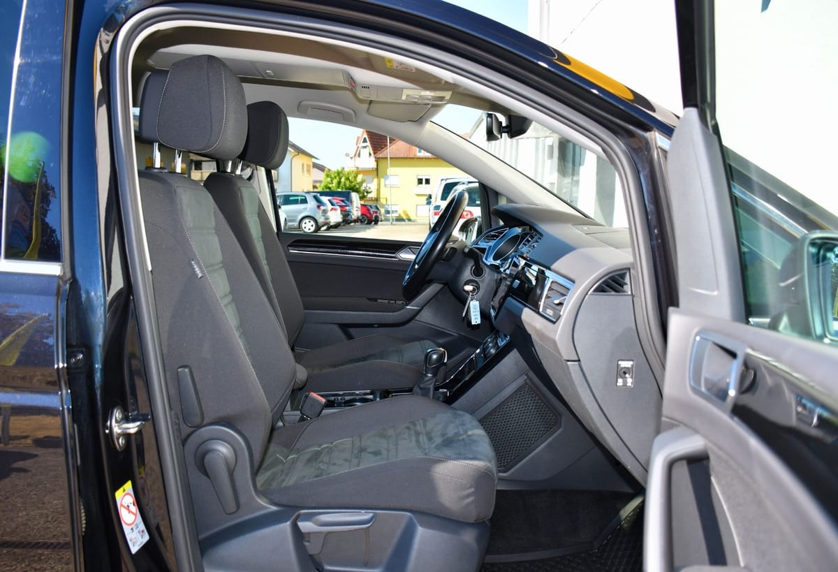 Volkswagen Touran Highline R-line AHK LED ACC Massage Kamer foto 24