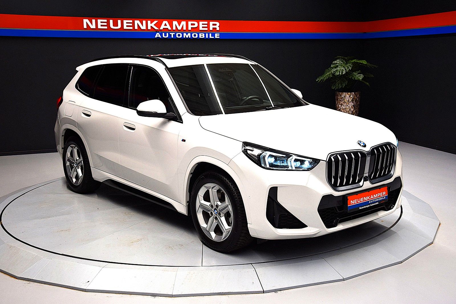 BMW X1 sDrive 20 i M Sport Pano ACC HuD Memory H&k foto 1