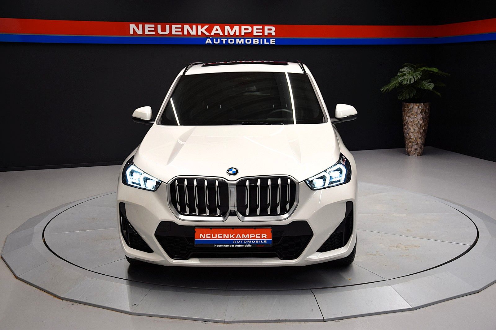 BMW X1 sDrive 20 i M Sport Pano ACC HuD Memory H&k foto 2