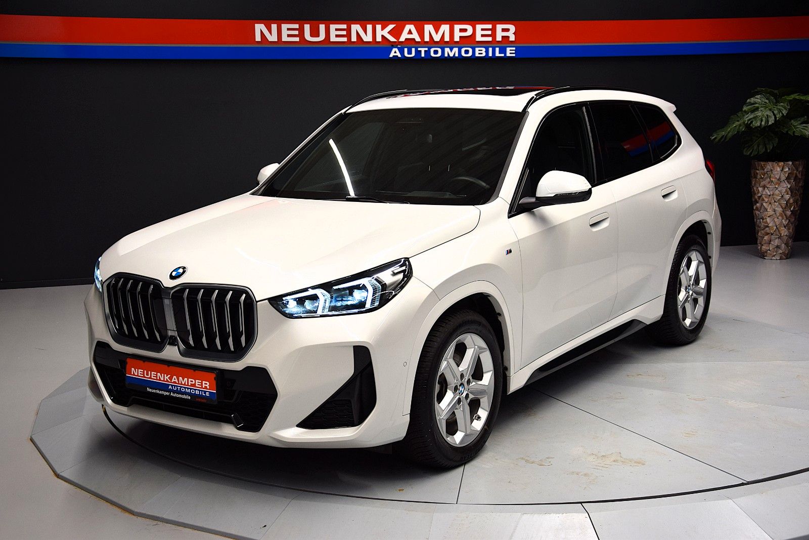 BMW X1 sDrive 20 i M Sport Pano ACC HuD Memory H&k foto 3
