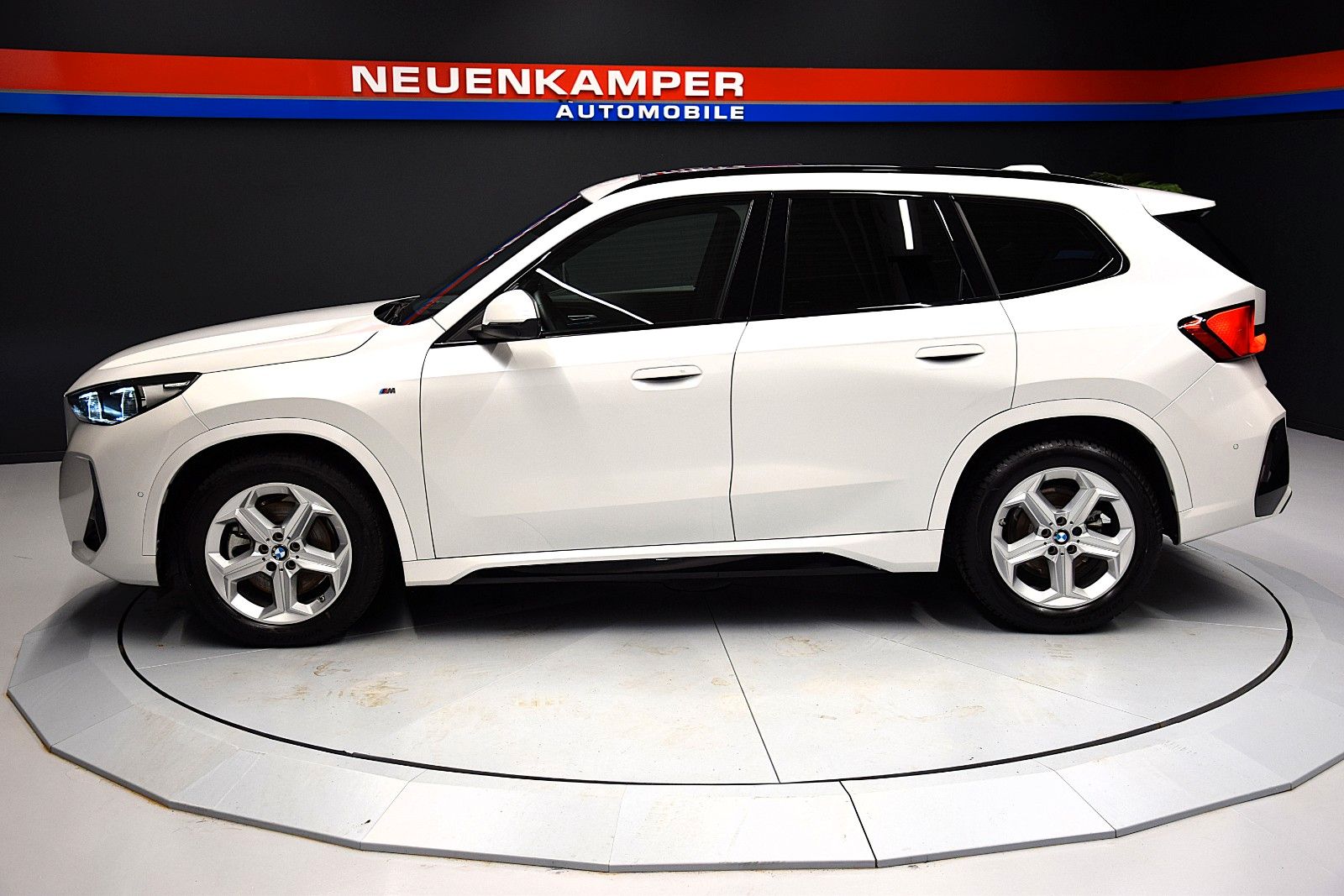 BMW X1 sDrive 20 i M Sport Pano ACC HuD Memory H&k foto 4