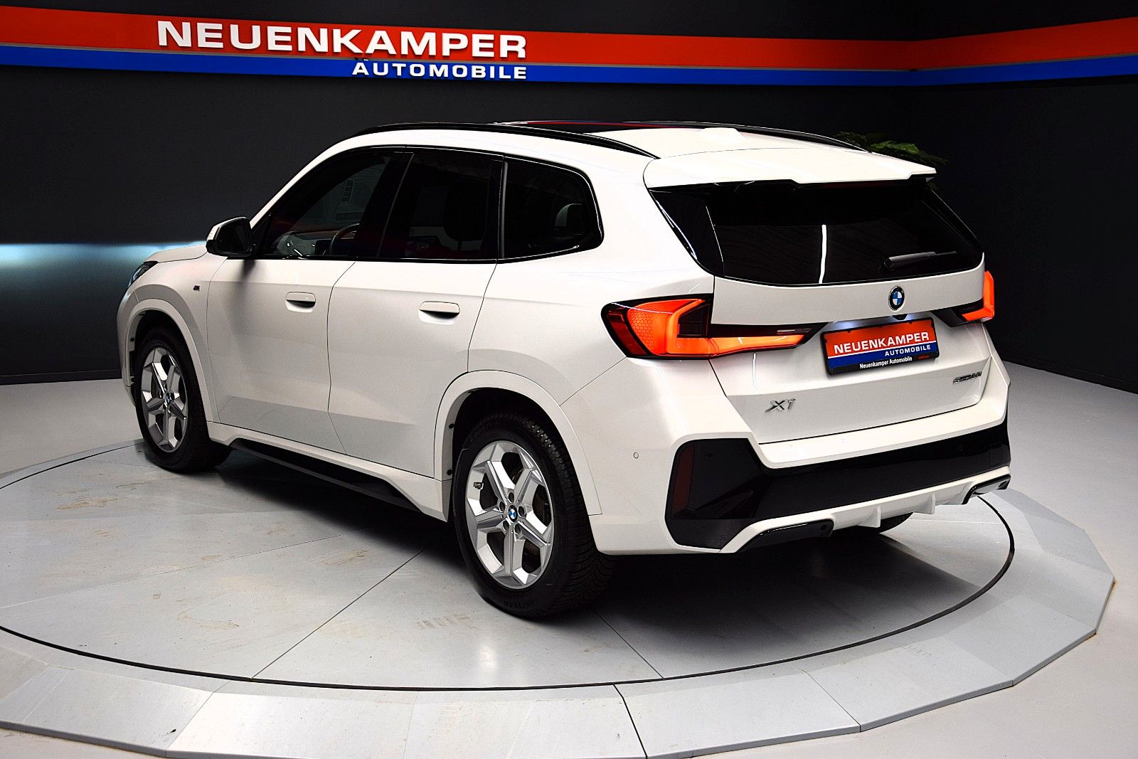 BMW X1 sDrive 20 i M Sport Pano ACC HuD Memory H&k foto 5