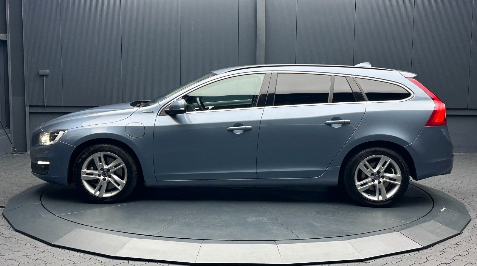 Volvo V60 Momentum AWD 4x4 LEDER KAMERA XENON foto 2
