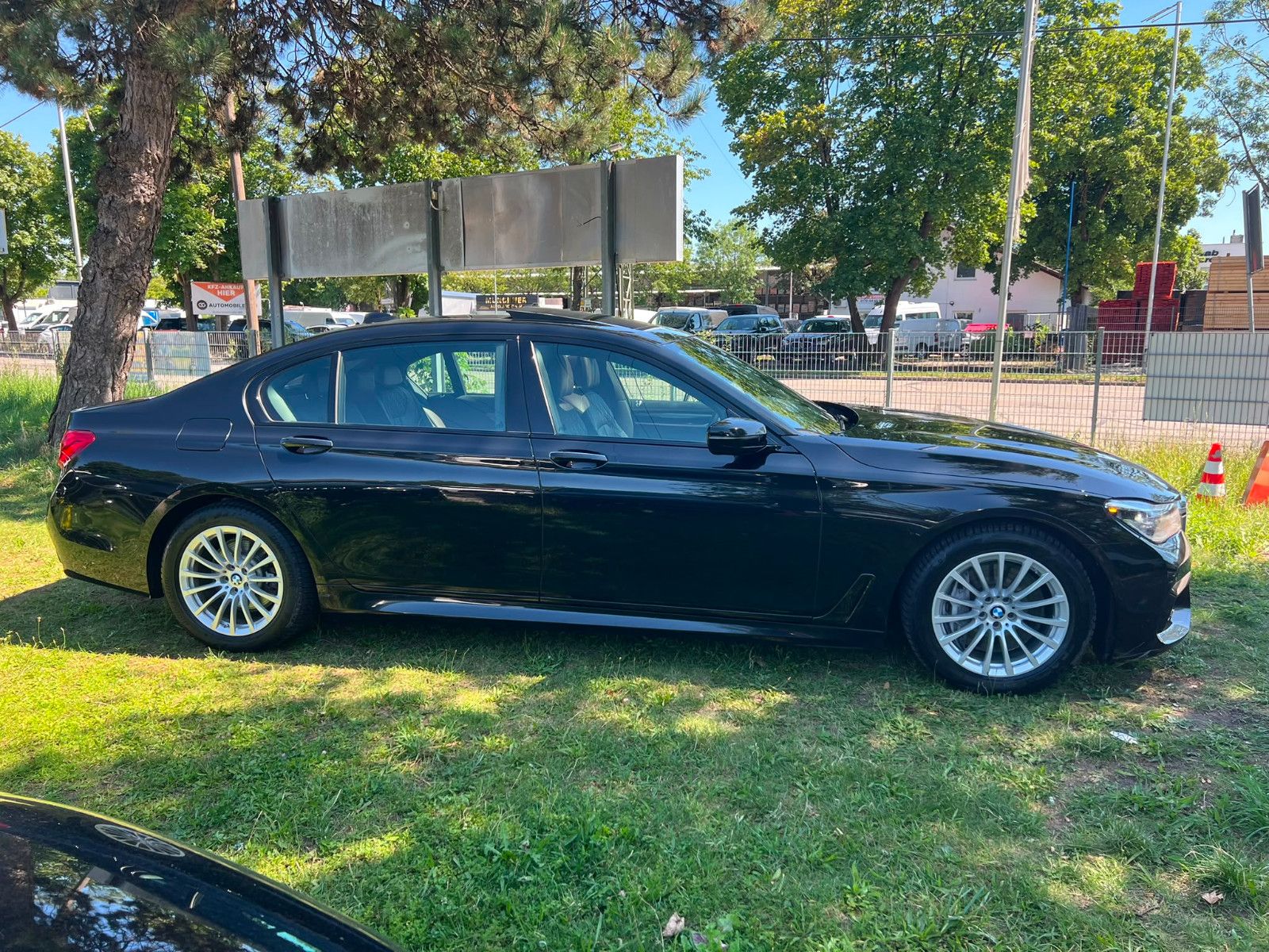 BMW 750i xDrive foto 2
